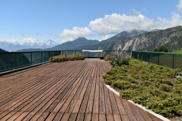 Photo un sentier menant vers les montagnes contre le ciel