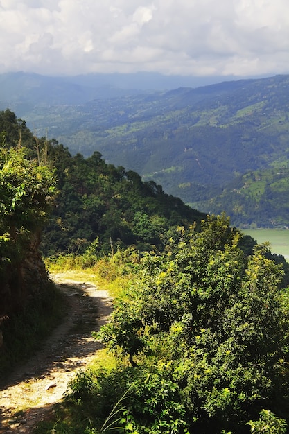 Photo sentier de montagne dans l'himalaya. paysage naturel. pokhara, népal