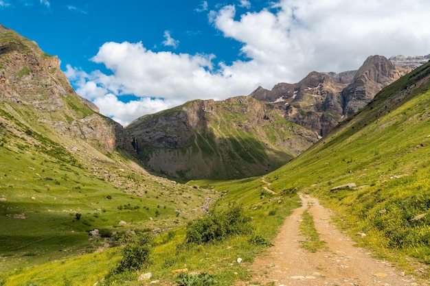 Sentier de montagne dans la vallée de la Ripera en été Montagnes des Pyrénées en été