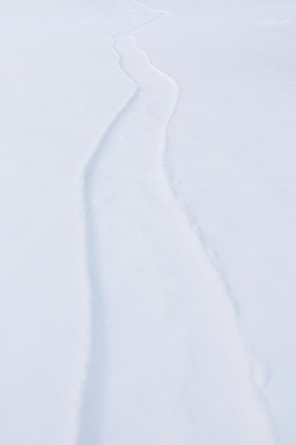 Sentier d'objet plat sur la neige blanche en perspective