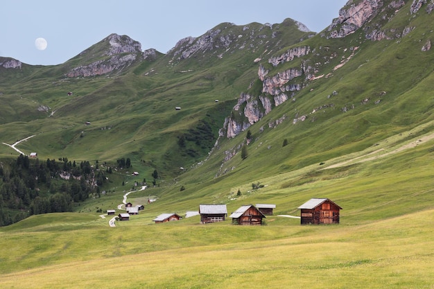 Sentier panoramique à travers la vallée à la lumière de la première lune dans les Dolomites italiennes