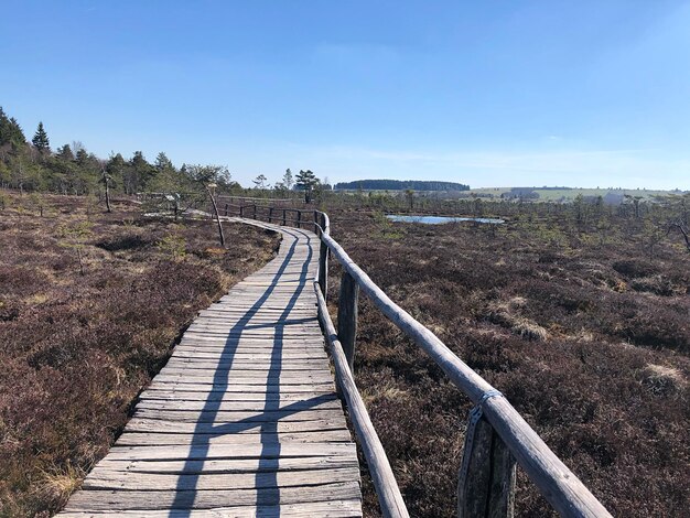 Un sentier par un garde-corps contre le ciel