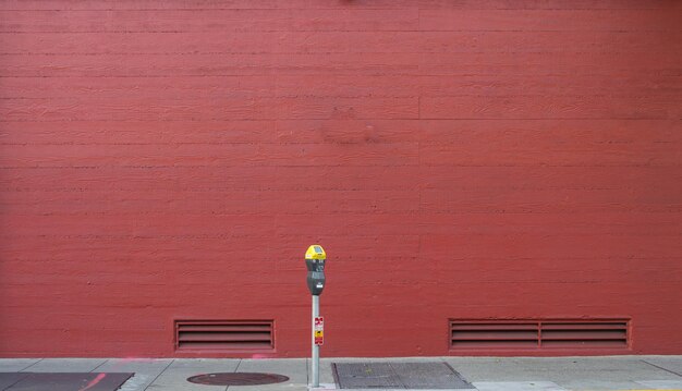 Photo un sentier par un mur de briques rouges