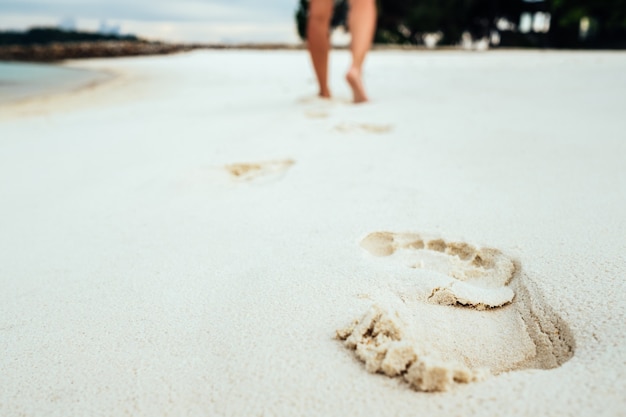 Sentier pieds nus dans le sable sur une plage