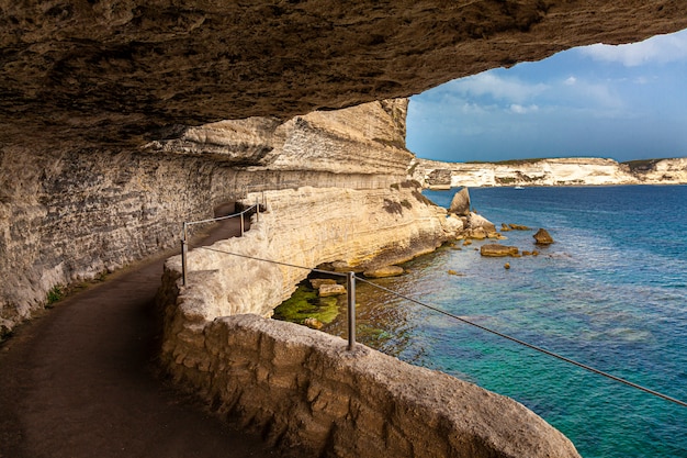 Sentier pittoresque creusé dans le rocher qui longe la mer dans la ville de bastia en corse