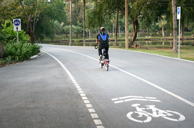 sentier pour vélo et cyclistes