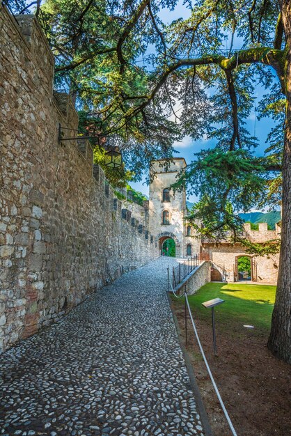 Photo sentier près de l'ancien bâtiment