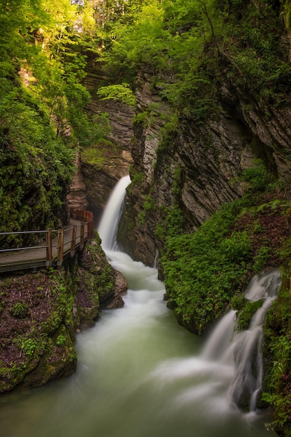 Un sentier de randonnée aménagé menant à une cascade