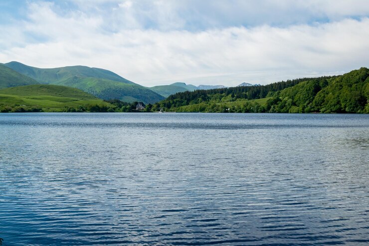 Photo le sentier de randonnée autour du lac guery