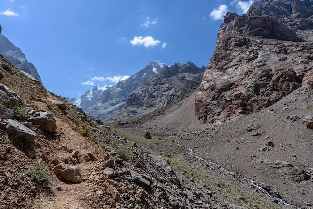 Photo sentier de randonnée dans les montagnes du tadjikistan