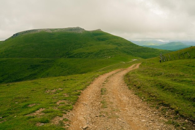 sentier de randonnée dans les Pyrénées Espagne