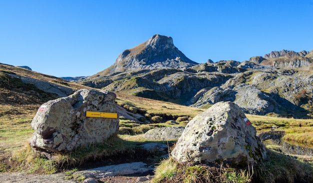 Sentier de randonnée dans les Pyrénées, France