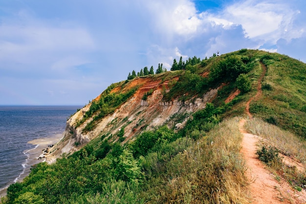 Sentier de randonnée à flanc de montagne par temps nuageux d'été