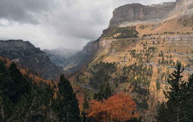 Sentier de randonnée haut dans les montagnes enneigées Parc Naturel d'Ordesa y Monte Perdido dans les Pyrénées