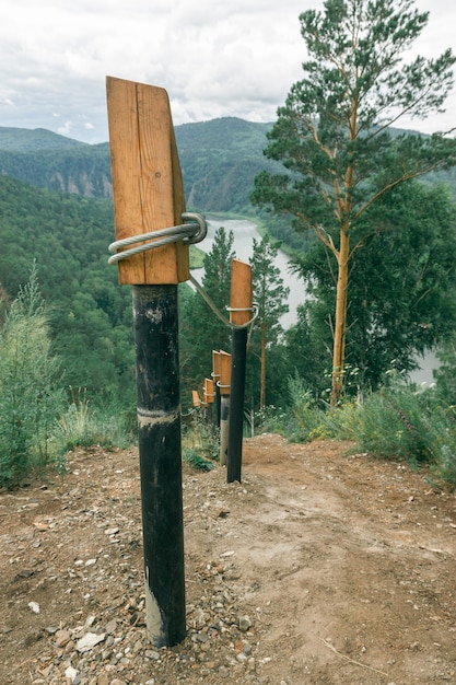 Un sentier de randonnée sur rails avec une rivière en arrière-plan