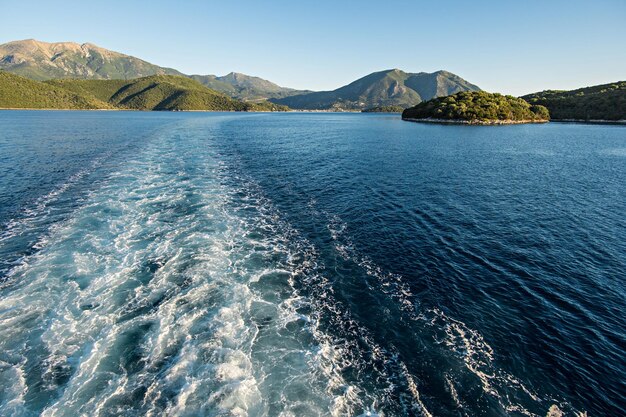 Sentier sur la surface de la mer derrière le navire