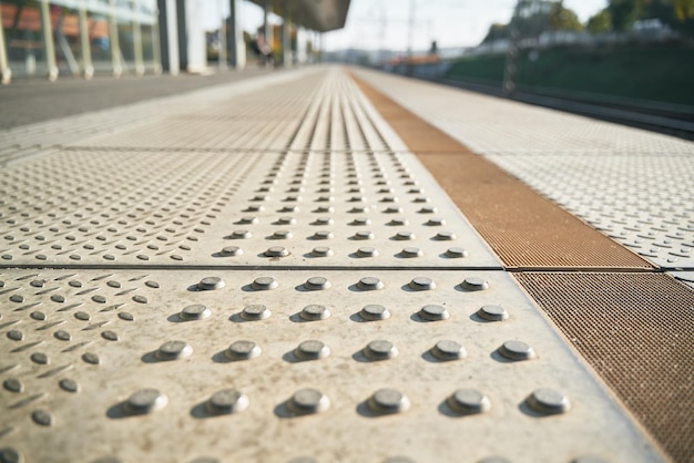 Sentier tactile pour les personnes aveugles en zone urbaine Passerelle piétonne pour les aveugles dans le quartier de la gare Concept de la bonne infrastructure