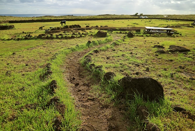 Sentier touristique à l'intérieur du site archéologique Papa Vaka sur l'île de Pâques, Chili, Amérique du Sud