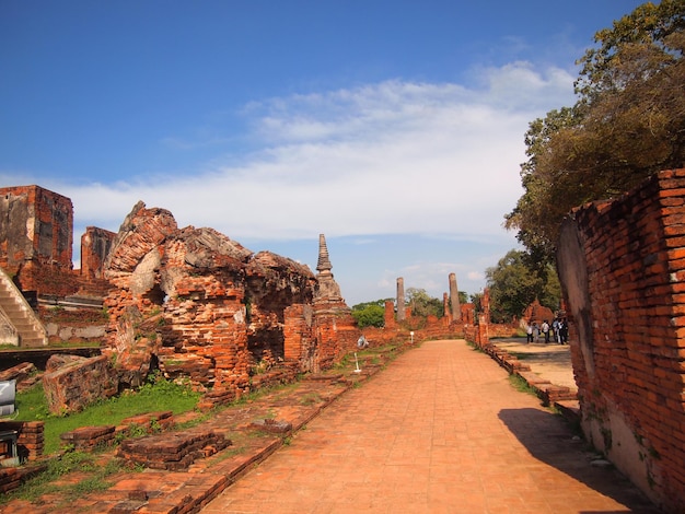 Un sentier à travers de vieilles ruines contre le ciel