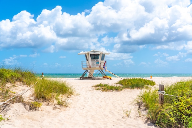 Sentier vers la plage avec cabane de sauveteur et océan sur fond à Fort Lauderdale, Floride, Etats-Unis