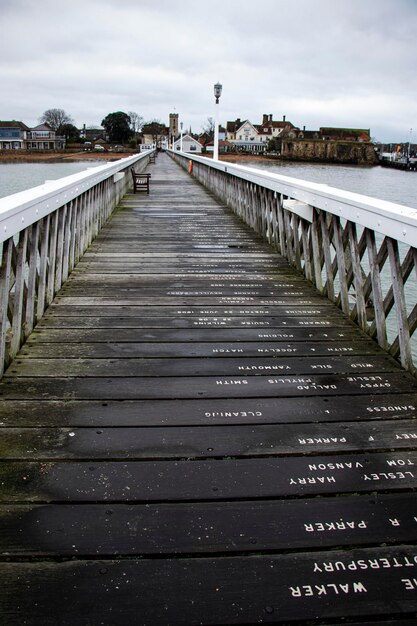 Photo un sentier vide par un pont contre le ciel