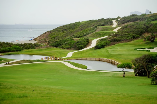 Photo des sentiers de golf à travers le paysage vert