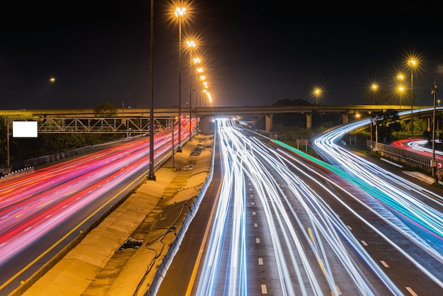 sentiers de lumière sur l'autoroute de nuit