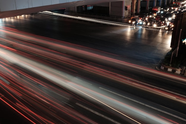 Des sentiers de lumière sur la route de la ville la nuit