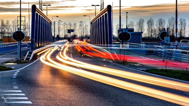 Photo des sentiers de lumière sur la rue au coucher du soleil