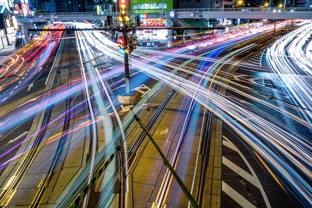 Sentiers lumineux dans la rue de la ville la nuit