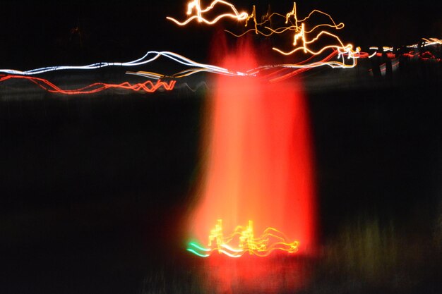 Photo des sentiers lumineux la nuit.