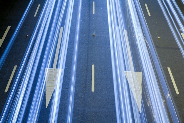 Sentiers lumineux sur les panneaux de signalisation sur la grande avenue