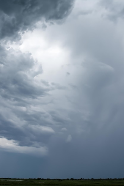 Un sentiment d'anticipation remplit l'air alors que les épais nuages d'orage s'approchent.