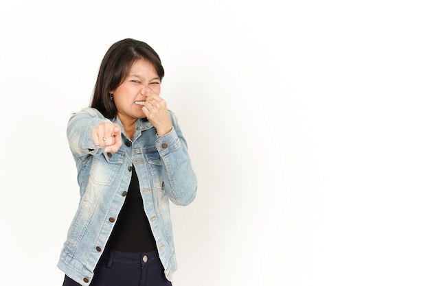 Sentir quelque chose de puant et dégoûtant d'une femme asiatique portant une veste en jean et une chemise noire