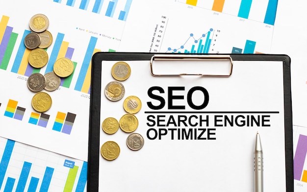 SEO SERACH ENGINE OPTIMISER texte acronyme mot throgh loupe sur la table de bureau.