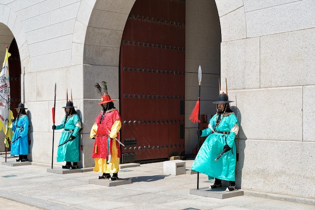 Séoul, Corée du Sud - 11 mars 2016 : gardes royaux après la cérémonie de changement de garde près de la porte Gwanghwamun du Palais Gyeongbokgung de Séoul, Corée du Sud