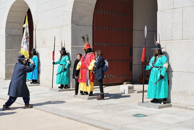 Séoul, Corée du Sud - 11 mars 2016 : gardes royaux après la cérémonie de la relève de la garde à la porte Gwanghwamun du palais Gyeongbokgung à Séoul, Corée du Sud