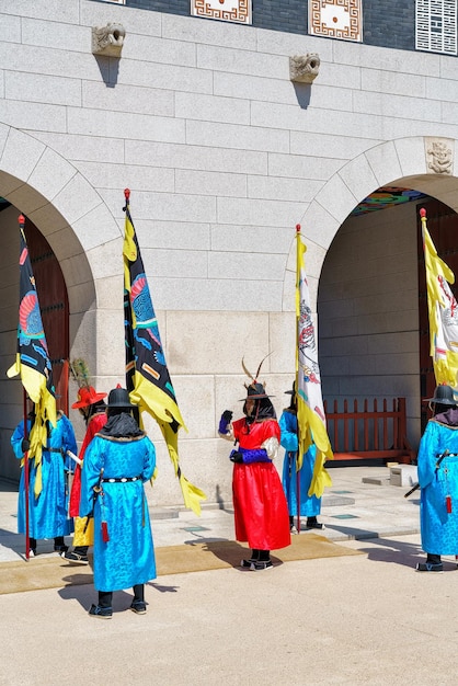 Séoul, Corée du Sud - 11 mars 2016 : gardes royaux lors de la cérémonie de la relève de la garde à la porte Gwanghwamun du palais Gyeongbokgung à Séoul en Corée du Sud