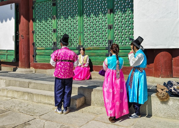 Séoul, Corée du Sud - 11 mars 2016 : Jeunes en costumes traditionnels au Palais Gyeongbokgung de Séoul, Corée du Sud