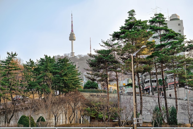 Séoul, Corée du Sud - 14 mars 2016 : tour de télévision et gratte-ciel dans le quartier de Jongno à Séoul, Corée du Sud. Les gens en arrière-plan