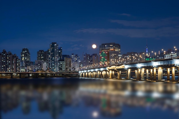 Séoul la nuit avec la pleine lune en Corée du Sud