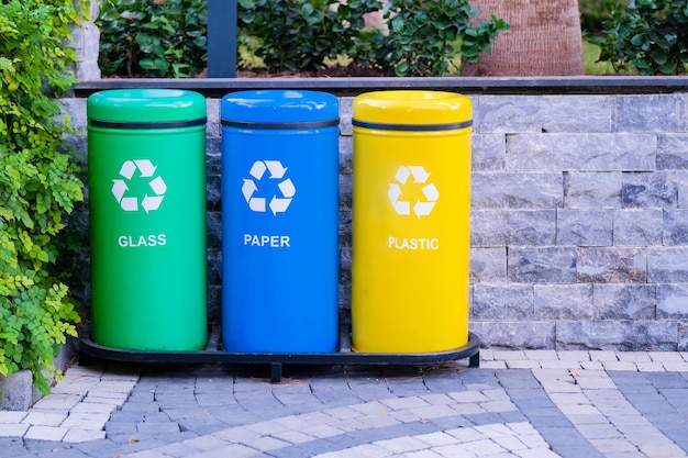 Séparation des déchets. Le réchauffement climatique. Poubelles zéro déchet. Poubelles en plastique, papier et verre.