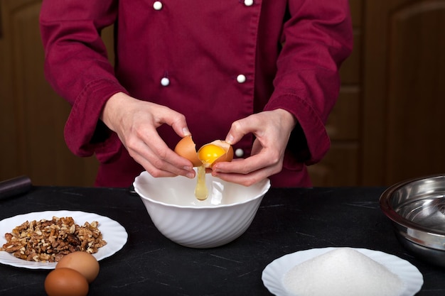 Séparer les jaunes des blancs dans des œufs crus pour faire un gâteau