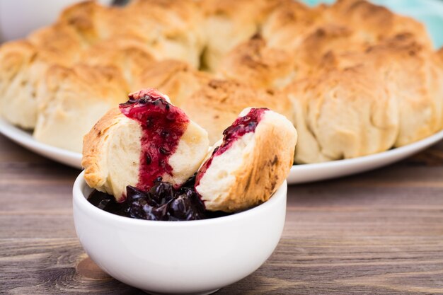 Séparer le pain de singe avec de la confiture de cassis dans une assiette sur une assiette en bois