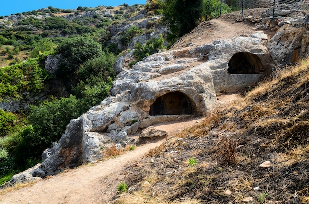 Sept dormeurs d'Ephèse en Turquie. La légende veut que sept chrétiens auraient échappé à l'attaque en se cachant dans une grotte de montagne où ils se sont endormis très longtemps.