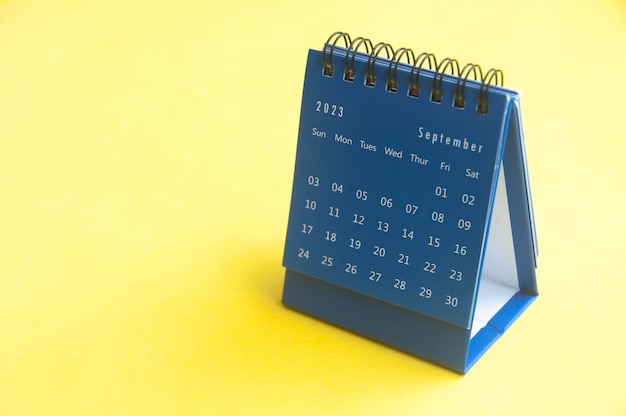 Septembre 2023 calendrier de bureau bleu sur fond de couverture jaune avec espace personnalisable pour le texte Espace de copie et concept de calendrier