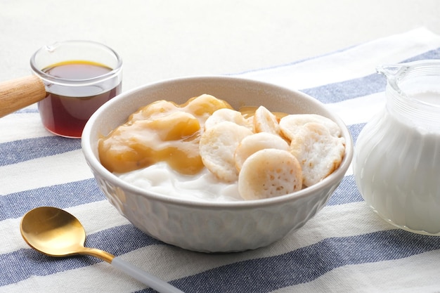 Serabi Bubur Sumsum avec Candil Ubi Porridge traditionnel indonésien Servi avec une sauce au sucre de palme