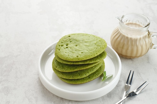 Serabi ou Surabi, galette indonésienne à base de farine, farine de riz, lait de coco. Servi avec du sucre de palme