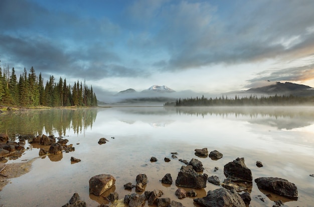 Serein beau lac dans les montagnes du matin, Oregon, USA.