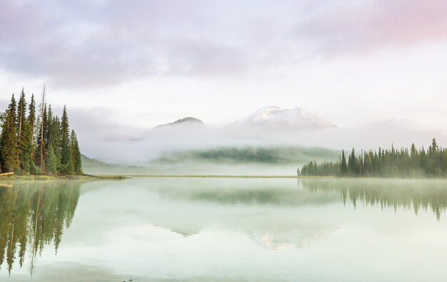 Serein beau lac dans les montagnes du matin, Oregon, USA.